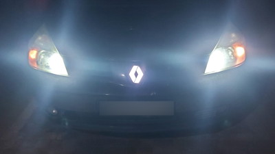 Przerobił stare Renault, żeby grill świecił jak w nowym BMW
