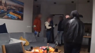 Policja na ostro wbija do streamera Ajemge1 podczas transmisji na Kick
