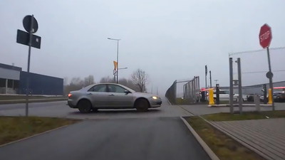 Rowerzysta uderza w samochód. Nagranie niesie się po sieci z jednego powodu