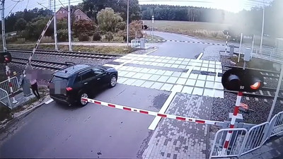Wjechała na przejazd kolejowy i próbowała podnieść szlaban. Krok od tragedii