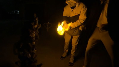 Środek osiedla. Polscy streamerzy podpalali w nocy choinkę