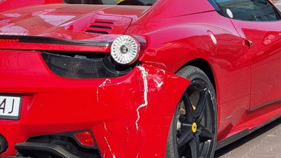 Rozbite Ferrari polskiego TikTokera oklejone w karnych wiadomo czym