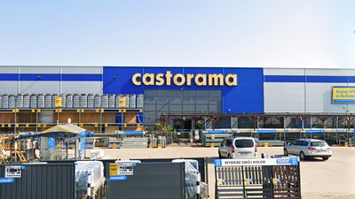 Castorama się pozbywa całych zestawów. Przy wejściu palety