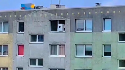 Nie chciało im się znosić, więc zrzucili z ostatniego piętra