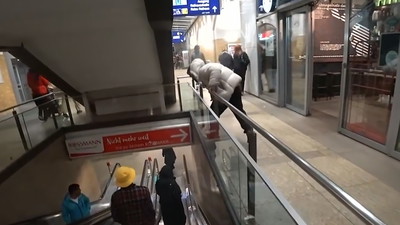 Gość po prostu opluł jakieś dziewczyny. Nagrało się na streamie