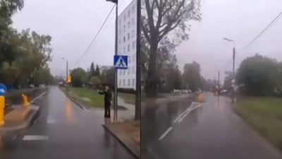 Dziewczyna przy drodze błagała o pomoc. Reakcja kierowcy podzieliła ludzi