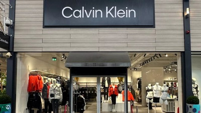 Calvin Klein zaczął sprzedawać swoje spodnie w tak dziwny sposób
