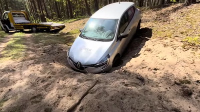 Wjechali samochodem do kampinoskiego parku narodowego i się zakopali