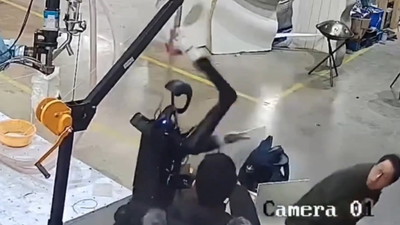 Robot nagle zaczął atakować w kierunku człowieka