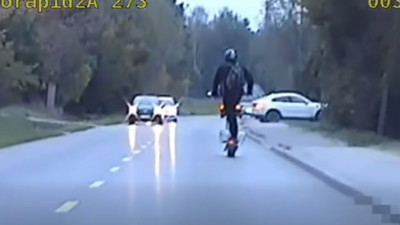 Jechał środkiem ulicy prawie 50km/h hulajnogą. Teraz płaci niemały mandat