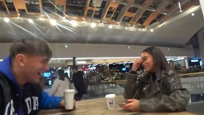 Dziewczyna wyszła z Medusą na miasto. Streamer dał koncert w Media Expert