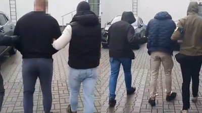 Denis Z. i Bartosz S. Nagrania z sądu, obaj w kajdankach