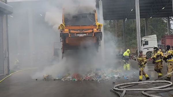 Podczas ćwiczeń strażaków doszło do prawdziwego pożaru śmieciarki