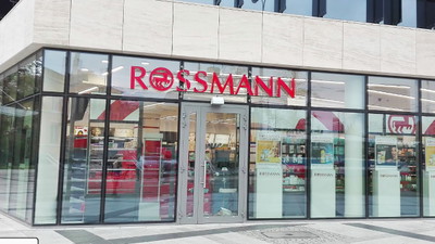 Rossmann przy kasie rozdaje podarunek za darmo. Bądźcie mili