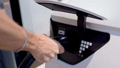 Cyrk na darmowej ładowarce samochodów elektrycznych. Ustalają sobie grafik