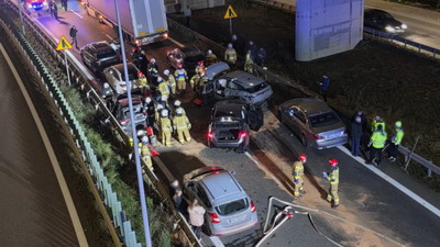 Kierowca BMW nie wyhamował i spowodował karambol. 9 samochodów staranowanych