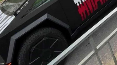 Po polskich ulicach jeździ tak oklejona Tesla Cybetruck. To polski raper Mata?