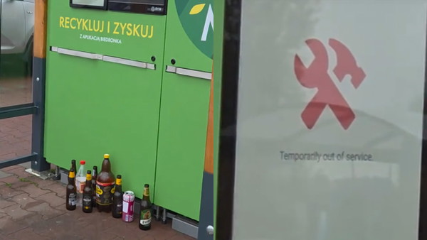 Ludzie zostawiają butelki pod automatami. System kaucyjny ma poważny problem