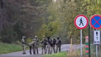 Uzbrojone grupy mężczyzn po stronie rosyjskiej. Estonia zamyka granicę