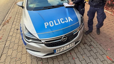 Pisał na źle zaparkowanych samochodach. Dostał wezwanie jako podejrzany