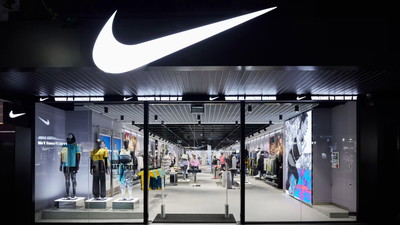Było 740 złotych. Nike przecenił teraz na 370. Praktycznie cała rozmiarówka