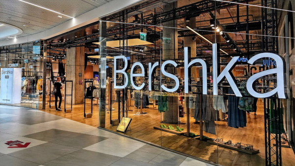 Bershka ma nowa sukienkę, która szybko okazała się absolutnym hitem