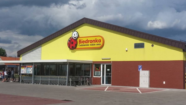 Klienci pobiegli z samego rana. Biedronka wyprzedaje po 6,99 zł