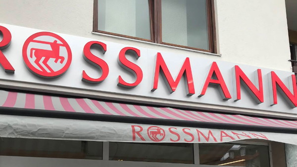 Teraz niektórym będzie głupio. Rossmann je przecenił i wystawił z nimi kosze