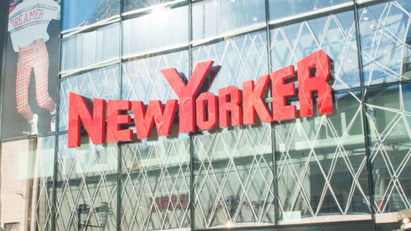 W New Yorker pojawiła się ta viralowa sukienka. Dziewczyny biorą od razu