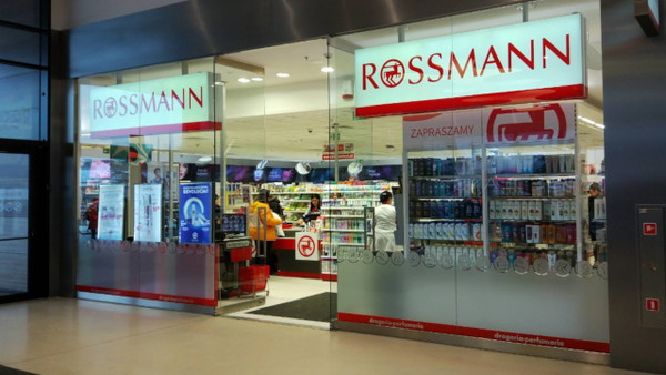 W Rossmannie zaczęło się polowanie. Drogeria wyprzedaje od 49 groszy