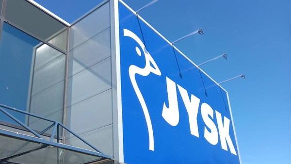 Jysk kusi promocją na popularny stolik. Chwilę temu był znacznie droższy