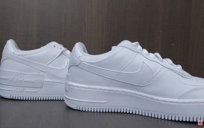 Nike przecenia białe, klasyczne Air Force 1 o 280 złotych