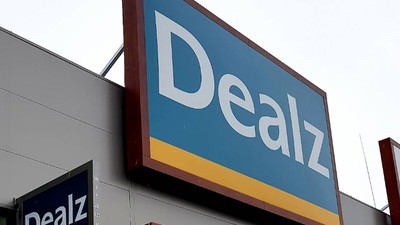 Szał w Dealz. Całe regały w czerwonych cenówkach, dlatego wszyscy tam biegną