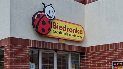 Znowu cyrk, bo Biedronka przecenia na 99 groszy. Efekt widać po półkach