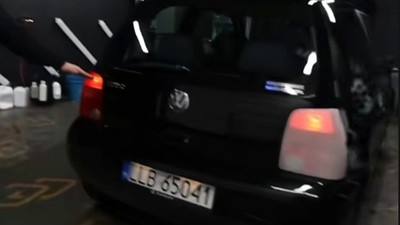 Polacy robią taki tuning swoich samochodów. Na lampy naciągają rajstopy