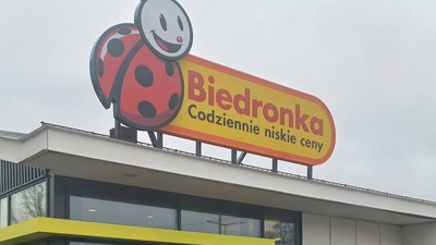 Biedronka wie, że będzie cyrk. Od rana przecena na 4,99 zł z mocnym limitem