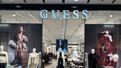 Guess też nie czekał. Poszła wyprzedaż o 65%, która od razu przyciągnęła ludzi