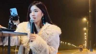 Influencerka nagrywała live’a przy samej jezdni. Chwilę później wjechał w nią samochód.