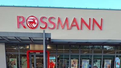 Rossmann je wystawił w koszach przy wejściu. Pozbywają się po 99 groszy