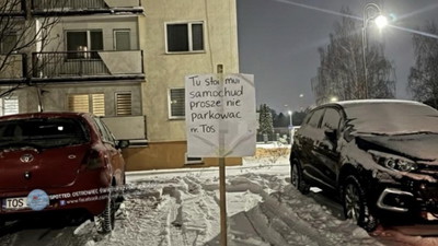 Ustawił kartkę na kiju od miotły na pachołku z prośbą o nieparkowanie