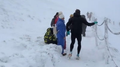 Mocne nagranie ze Śnieżki. Biegacze mijają ludzi na oblodzonym szlaku, komentarze nie biorą jeńców