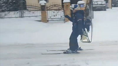 Jeżdżą po polskich drogach na nartach. Z silnikiem od paralotni na plecach