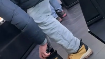 Facet przyłapany w Sephorze. Perfumami psikał sobie nawet buty