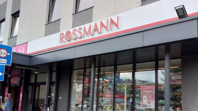 Biegnijcie do Rossmanna. Dzisiaj absolutny szał przez przeceny na 2,99 zł