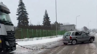 Opel Corsa wyciągnął całą ciężarówkę z opałów. Sceny z polskich dróg hitem