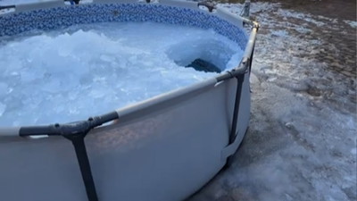 Zima nie wybacza, a ten basen właśnie się o tym przekonał. Zostawiła wodę na zimę