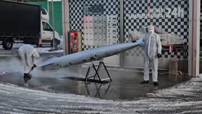 Przechodnie w osłupieniu patrzyli, co myto na myjni samoobsługowej. Wojskowy sprzęt