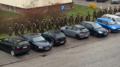 Polskie wojsko nagrane „Najpierw robią dzieci, a wesele potem” – śpiewają