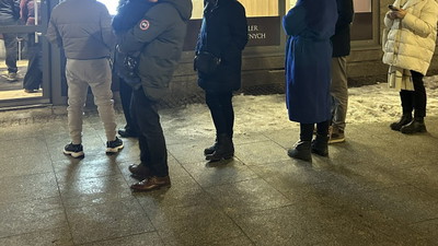 W Warszawie ludzie ustawiają się w kolejkach przed kantorem do późnych godzin