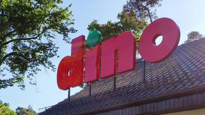 Klienci walą drzwiami i oknami do Dino. Wyprzedają za 99 groszy – taniej, niż woda